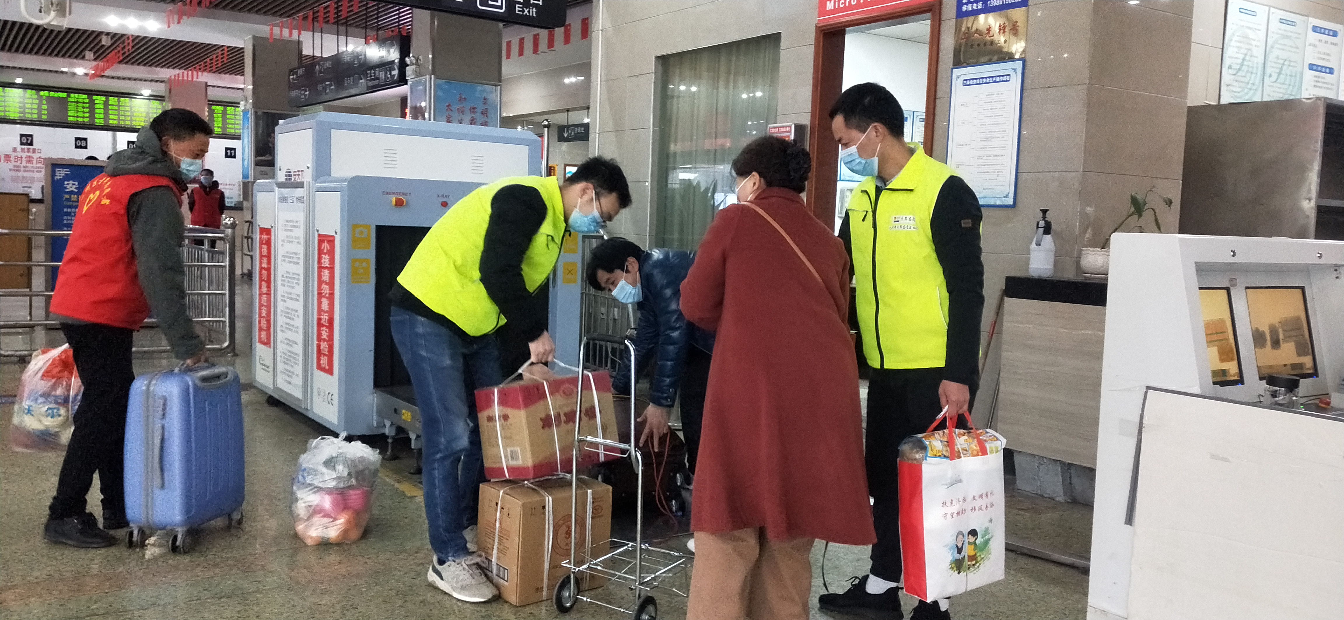 志愿者幫忙搬行李_看圖王 志愿者幫忙搬行李_看圖王